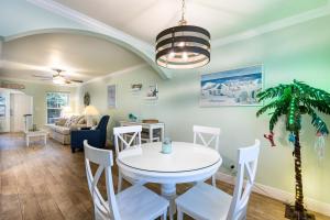 sala de estar con mesa blanca y sillas en Gorgeous Coastal Condo Barefoot Beach Indian Shore en Clearwater Beach