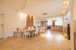 - une salle à manger avec une table et des chaises dans l'établissement Hotel Areti, à Neos Marmaras