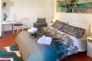 een slaapkamer met een bed met handdoeken erop bij PrimeStay in Nicolosi