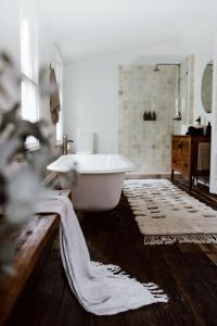 La salle de bains est pourvue d'une baignoire et d'un lavabo. dans l'établissement The Postman's Cottage - Hinterland Luxury, à Montville