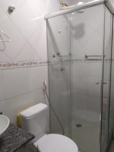 ein Bad mit einem WC und einer Glasdusche in der Unterkunft CopApê in Rio de Janeiro