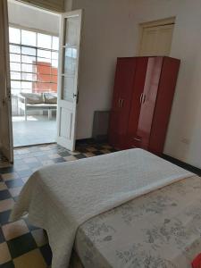 1 dormitorio con 1 cama y puerta que da a un patio en Winehouse en Mendoza