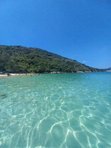 vistas a las aguas cristalinas de una playa en Fror de Marina, en Arraial do Cabo