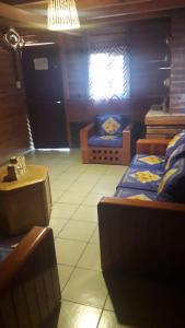 Cette chambre comprend 2 lits, une table et une fenêtre. dans l'établissement Yatzil, à La Trinitaria
