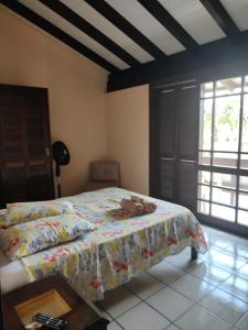 ein Schlafzimmer mit einem Bett und einer Handtasche darauf in der Unterkunft Vô Doríbio in Torres
