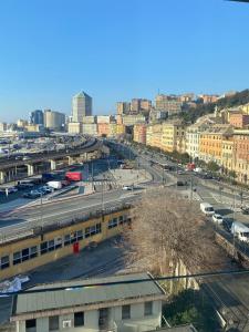 een uitzicht op een stad met een parkeerplaats bij Due Passi dal Porto in Genua