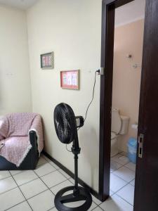 um quarto com uma ventoinha no canto de um quarto em Vô Doríbio em Torres