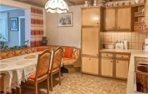 een keuken met een tafel en stoelen bij 2 Bedroom Amazing Apartment In Ferndorf in Ferndorf