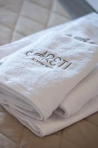 uma toalha com a palavra guardanapo numa cama em Hotel Areti em Neos Marmaras