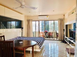 TV a/nebo společenská místnost v ubytování Jomtien Hill Resort Pratamnak