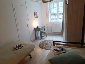 Tempat tidur dalam kamar di Le logis de la rue des Arts