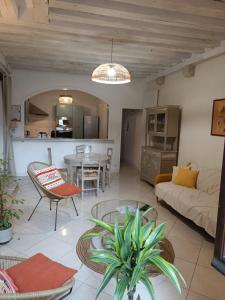 - un salon avec un canapé et une table dans l'établissement Le logis de la rue des Arts, à Blois
