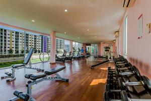 - une salle de sport avec un ensemble d'équipements d'exercice dans un bâtiment dans l'établissement Lovely room next to BKK airport, food marts, quiet place to stay, à Bangkok
