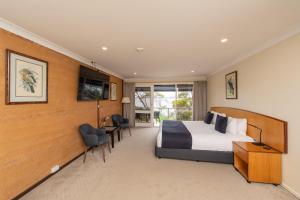 a hotel room with a bed and a tv at Mercure Kangaroo Island Lodge in American River