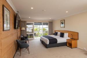 Habitación de hotel con cama y ventana en Mercure Kangaroo Island Lodge, en American River