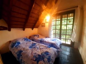 2 camas en una habitación con ventana en chalet violet, en Punta del Este