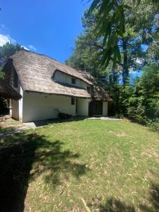 una casa con un patio de hierba delante de ella en chalet violet, en Punta del Este