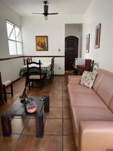 ein Wohnzimmer mit einem Sofa und einem Tisch in der Unterkunft Cabo Frio Líder da Praia in Cabo Frio