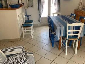a kitchen with a table and chairs in a room at Maison Individuelle Agréable, Animaux Admis, Proche Plage - FR-1-476-81 in La Faute-sur-Mer