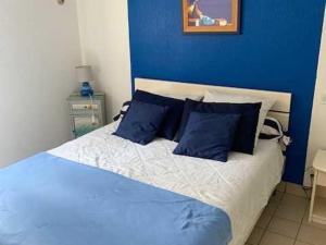 a blue bedroom with a bed with blue walls at Maison Individuelle Agréable, Animaux Admis, Proche Plage - FR-1-476-81 in La Faute-sur-Mer