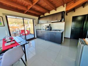 a kitchen with a table and a dining room at Sky Club - Apartamento Completo in Guatavita