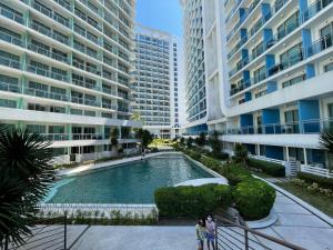 Bazén v ubytování Azure Urban Resort with WIFI and Netflix nebo v jeho okolí