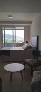 sypialnia z dużym łóżkiem i dużym oknem w obiekcie Avío del Alma w mieście San Salvador de Jujuy