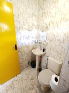 a bathroom with a toilet and a sink at Casa das Quatro Estações - Lapinha da Serra in Santana do Riacho