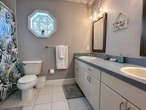 Vannituba majutusasutuses Canal-Front Home on 73ft Dock!