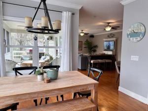 Istumisnurk majutusasutuses Canal-Front Home on 73ft Dock!