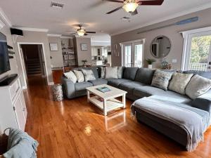 Istumisnurk majutusasutuses Canal-Front Home on 73ft Dock!