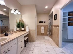 Vannituba majutusasutuses Canal-Front Home on 73ft Dock!
