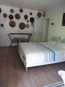 um quarto com uma cama e chapéus na parede em Alain em Noumea