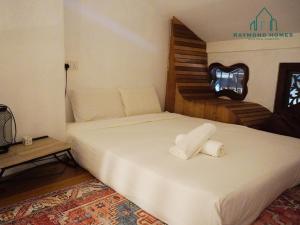 um quarto com uma cama com duas toalhas em Heritage Private Room by RaymondHomes em George Town