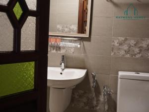uma casa de banho com um lavatório, um WC e um espelho. em Heritage Private Room by RaymondHomes em George Town