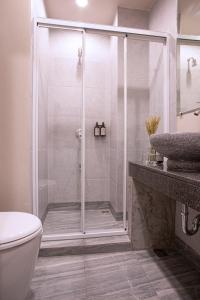een douche met een glazen deur in de badkamer bij FOODOTEL in Bangkok