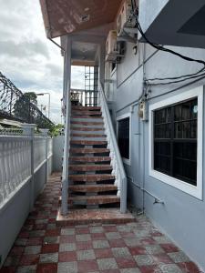 una escalera en el lateral de un edificio en Hollywood en Georgetown