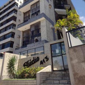 um edifício alto com escadas em frente em dúplex beira-mar em Maceió