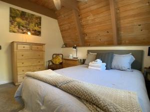 Postel nebo postele na pokoji v ubytování Heckman's Peak / You Deserve some Sierra Snow in Blue Lake Springs!