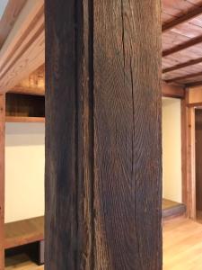 a wooden wall in a room with wooden floors at 檸檬草ー奄美の自然の香る宿ー in Amami