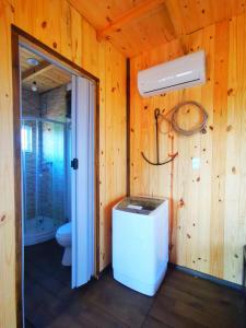 een badkamer met een toilet, een wastafel en een raam bij Veniteconmigo in Punta Del Diablo