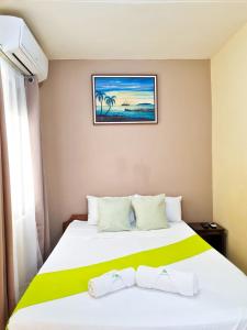 1 dormitorio con 1 cama con manta amarilla y blanca en Cabinas Coco Alegre en Coco