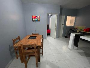 ein Wohnzimmer mit einem Holztisch und Stühlen in der Unterkunft Departamento Altamira Zona Industrial (Canarios residencial) in Altamira