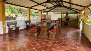 a dining room with a wooden table and chairs at Casa Campestre Sueño Verde in Garagoa