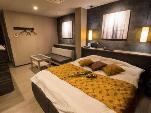 Un dormitorio con una cama grande con flores. en ホテル アンジュエトワール 堺 - Adult Only, en Sakai