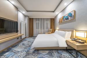 TV a/nebo společenská místnost v ubytování Joy Fall Hotel