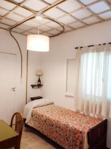 una camera con due letti in una stanza con soffitto di Hotel Medina B&B a Mar del Plata
