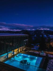 a swimming pool on top of a building at night at Superbe studio Anzère, rénové, au pied des pistes in Anzère