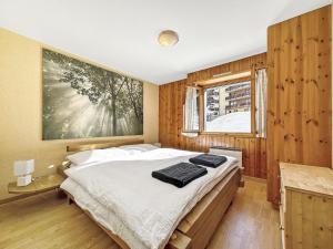南達的住宿－4 Valleys- Charming apartment 6 people 150m from the gondolas，一间卧室设有一张大床和一个窗户。