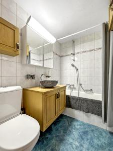 uma casa de banho com um WC, um lavatório e uma banheira em 4 Valleys- Charming apartment 6 people 150m from the gondolas em Nendaz